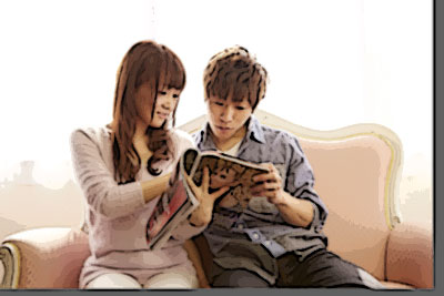 雑誌を読む男女